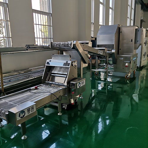 全自動多功能薄餅機與春卷機 豆制品機械加工廠的現(xiàn)代化設備